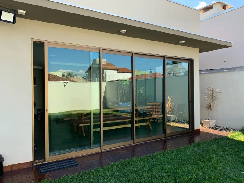 Esquadria de alumínio fabricada e instalada pela MK Vidros em Sidrolândia-MS
